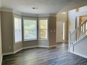 325 Barrington Grange Dr in Sharpsburg, GA - Building Photo - Building Photo