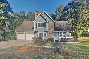 121 Chantilly Ln in Lawrenceville, GA - Building Photo