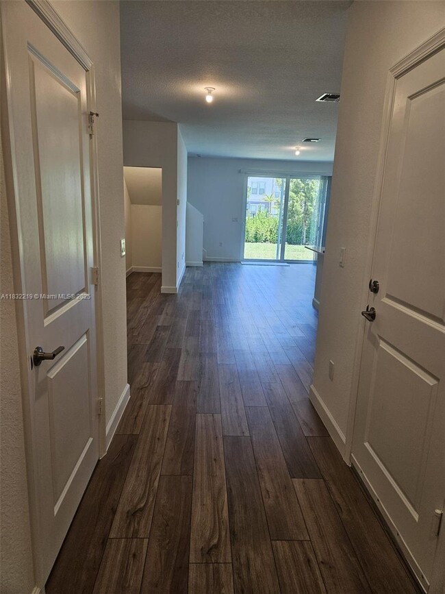 319 SE Crossoak Ln in Port St. Lucie, FL - Building Photo - Building Photo