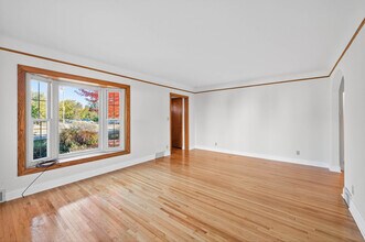 1049 Sterling St N in Maplewood, MN - Foto de edificio - Building Photo