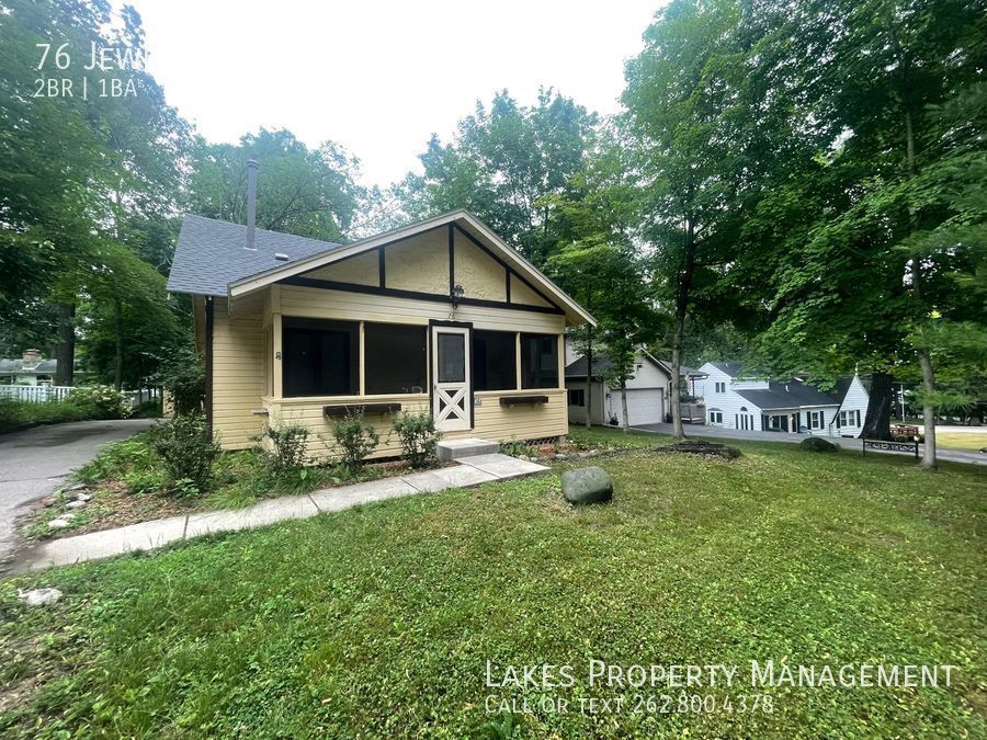 76 Jewell Dr in Williams Bay, WI - Foto de edificio