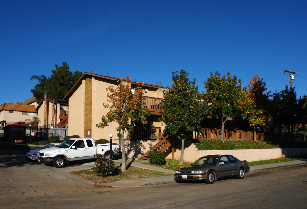 Sandpiper Apartments in Fallbrook, CA - Foto de edificio