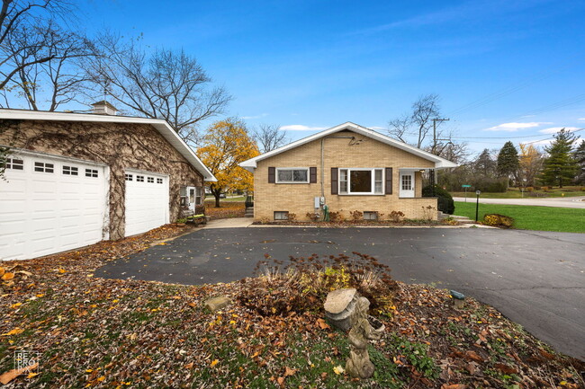 17459 W Gages Lake Rd in Grayslake, IL - Building Photo - Building Photo