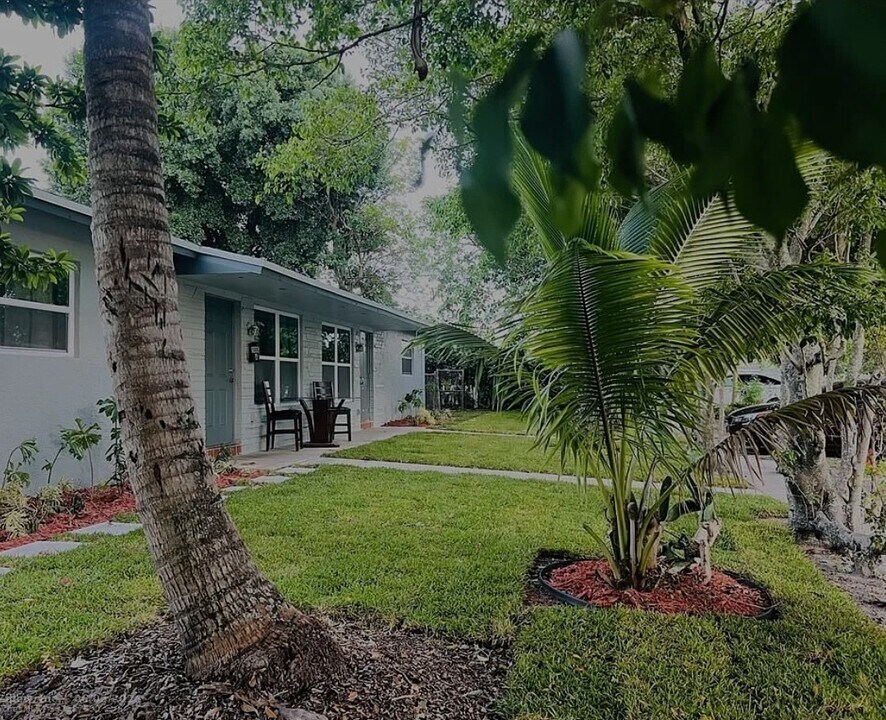 5880 NW 19th St in Lauderhill, FL - Building Photo