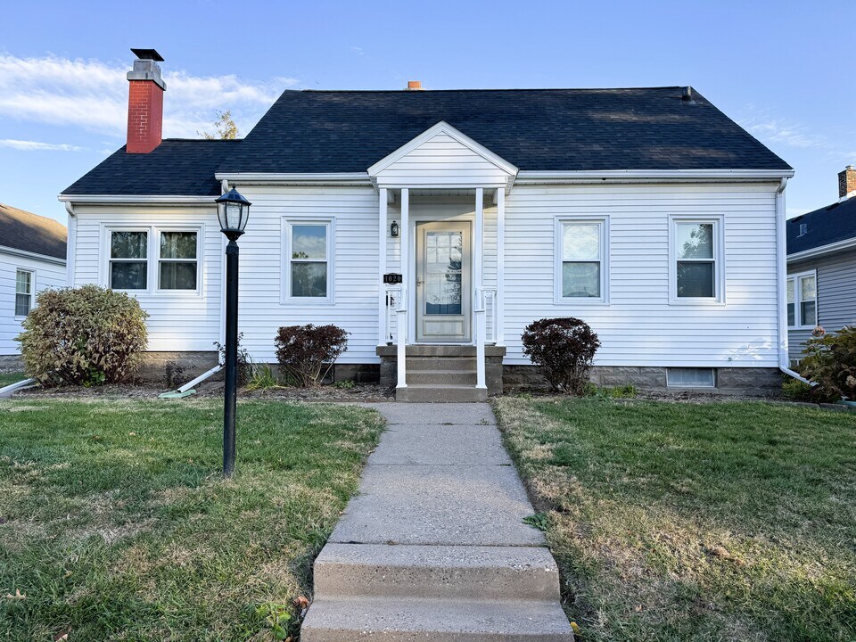 1020 Brown St in Bettendorf, IA - Foto de edificio