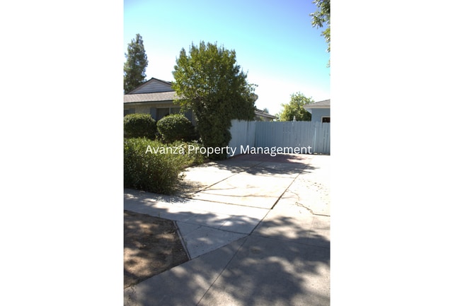 1769 E Stuart Ave in Fresno, CA - Building Photo - Building Photo