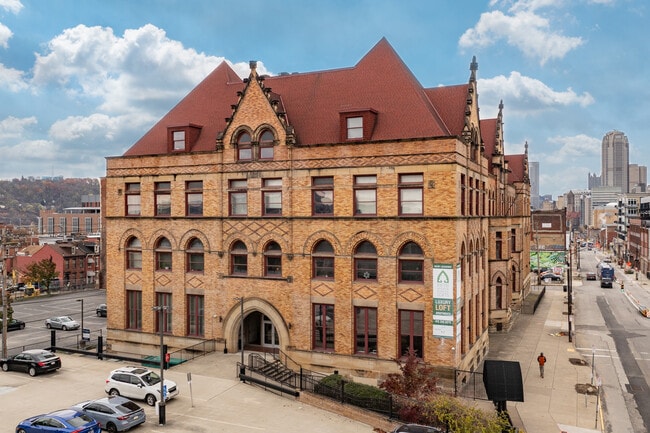 Fifth Avenue School Lofts in Pittsburgh, PA - Foto de edificio - Building Photo
