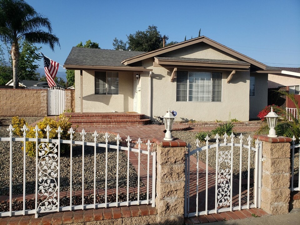 7711 Arroyo Vista Ave in Rancho Cucamonga, CA - Foto de edificio