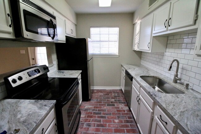 8335 Summa Ave, Unit D-1 in Baton Rouge, LA - Building Photo - Building Photo