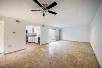 18504 Mayall St, Unit H in Northridge, CA - Foto de edificio - Building Photo