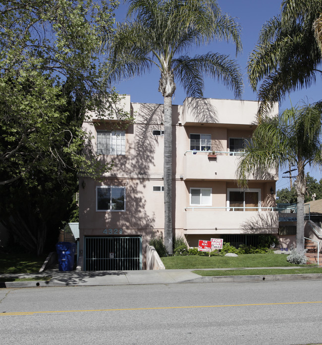 4329 Dixie Canyon Ave in Sherman Oaks, CA - Foto de edificio - Building Photo