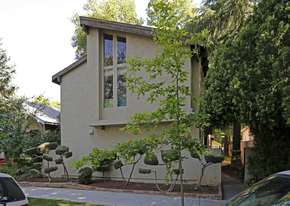 2421 E St in Sacramento, CA - Building Photo