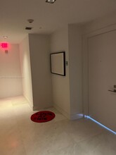 1 Collins Ave, Unit 602 in Miami Beach, FL - Foto de edificio - Building Photo