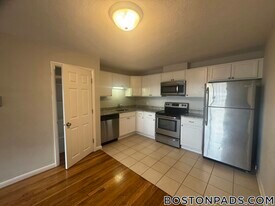 82 Mill St, Unit 12 in Woburn, MA - Building Photo