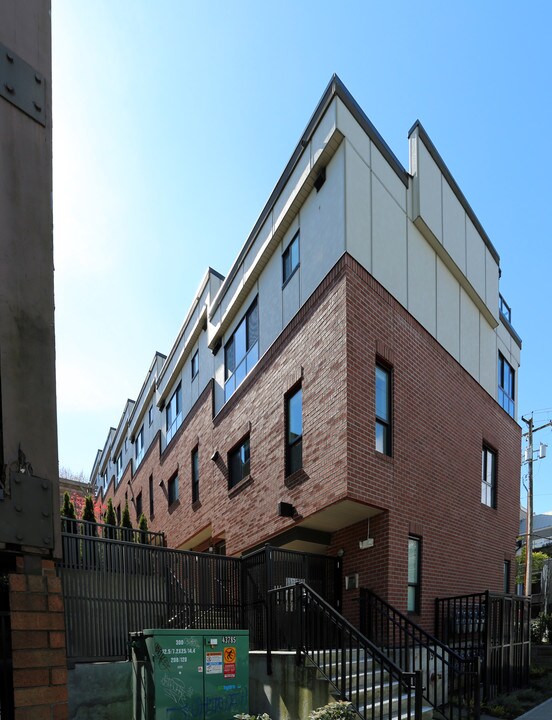 Alder Crossing in Vancouver, BC - Building Photo