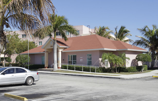 Lake Mangonia in West Palm Beach, FL - Foto de edificio - Building Photo