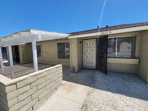 2425 Tahoe Cir-Unit -Unit B in Hemet, CA - Building Photo - Building Photo
