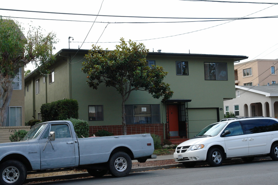 1221 Floribunda Ave in Burlingame, CA - Foto de edificio