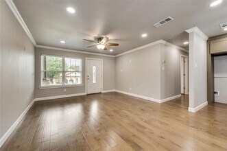 600 N 1st St in Midlothian, TX - Foto de edificio - Building Photo