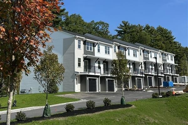 Boulder Way in Manchester, NH - Foto de edificio
