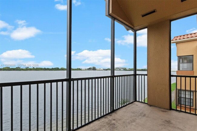 15509 Miami Lakeway N, Unit 2 in Miami Lakes, FL - Foto de edificio - Building Photo