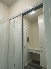 13637 Cordary Ave in Hawthorne, CA - Foto de edificio - Interior Photo
