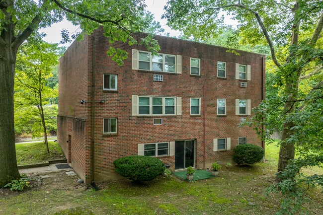 Rosewood Park in Roslyn, PA - Building Photo - Building Photo