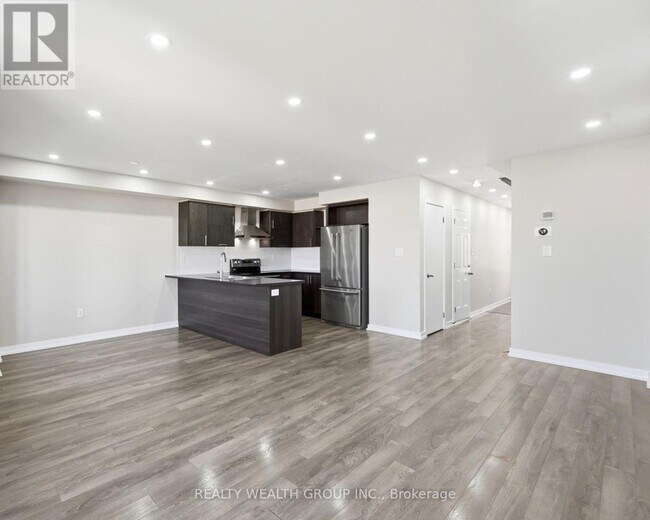 112 Golden Springs Dr in Brampton, ON - Building Photo - Building Photo