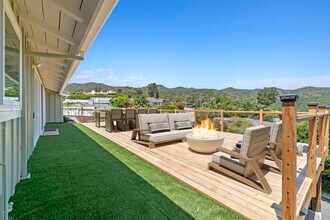1060 Palisair Pl in Pacific Palisades, CA - Building Photo - Building Photo