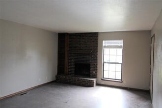 225 Skylark Ct in Norman, OK - Building Photo - Building Photo