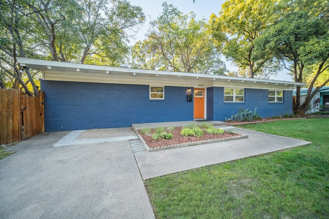 1809 Salem St in Irving, TX - Building Photo