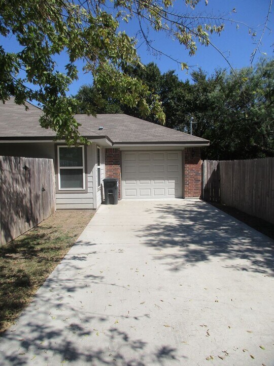 1202 E Ave G in Lampasas, TX - Building Photo