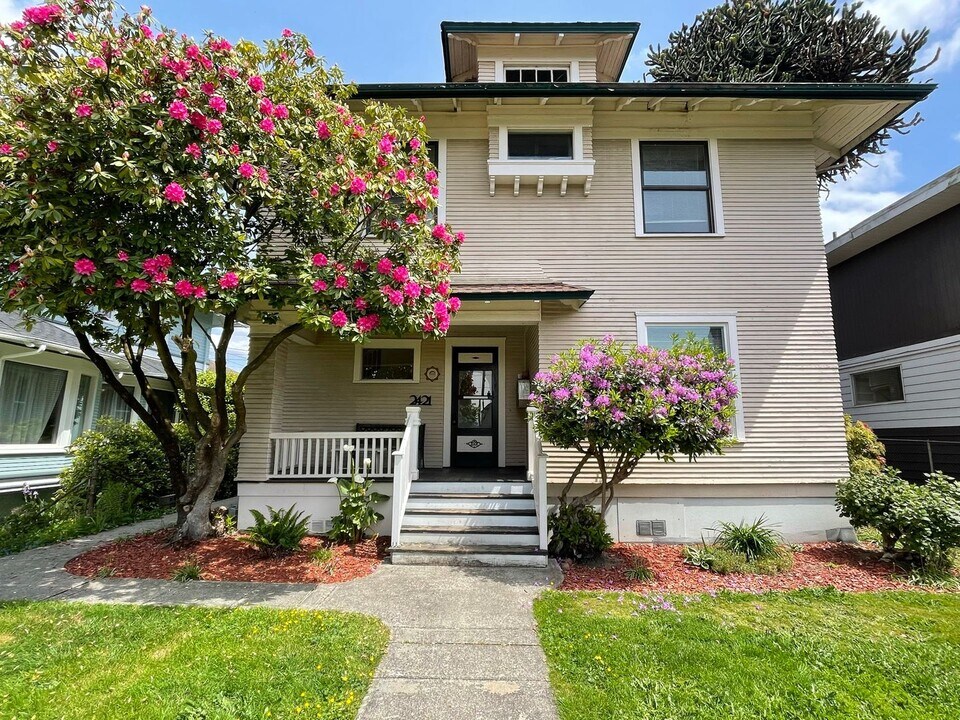 2421 Rucker Ave in Everett, WA - Building Photo