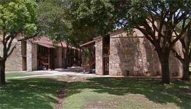 1410 Naples St in Castroville, TX - Foto de edificio - Building Photo