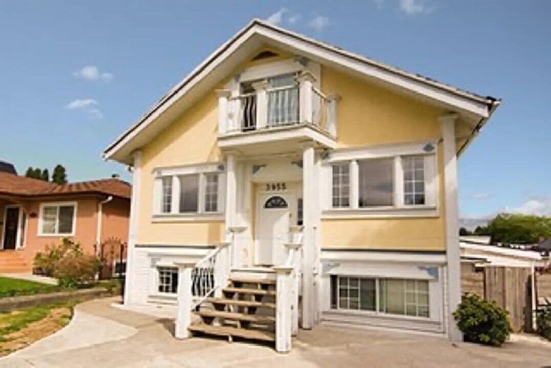 3955 Pandora St in Burnaby, BC - Building Photo