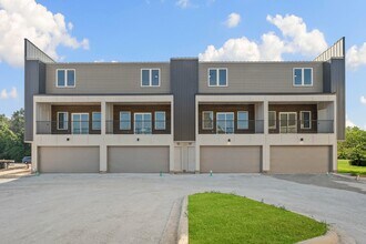 2004 S Razorback Rd in Fayetteville, AR - Building Photo - Building Photo