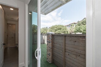 3821 N Braeswood Blvd in Houston, TX - Foto de edificio - Building Photo