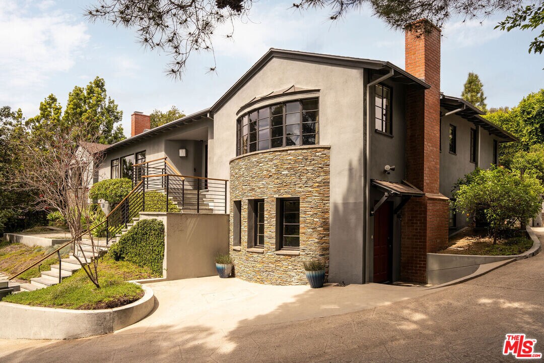 2050 N Edgemont St in Los Angeles, CA - Building Photo