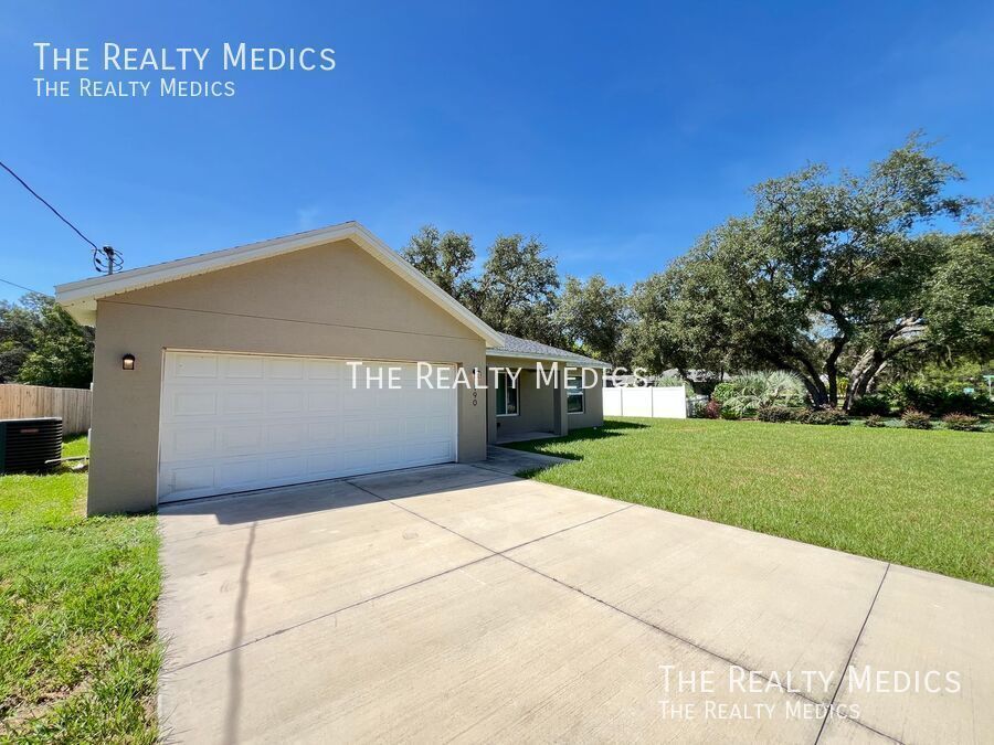 190 Fisher Way in Ocklawaha, FL - Building Photo