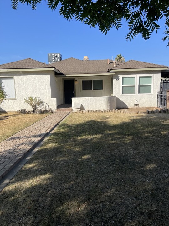 329 E Fedora Ave in Fresno, CA - Foto de edificio