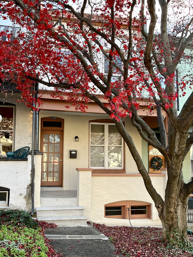property at 905 W 33rd St