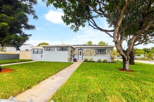 551 NW 183rd St in Miami, FL - Building Photo