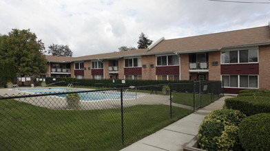 Suburbia Apartments in Farmingdale, NY - Building Photo - Building Photo