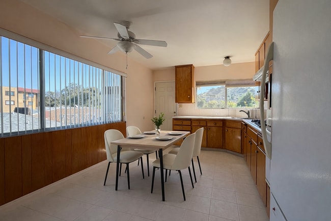 802 Fischer St, Unit B in Glendale, CA - Building Photo - Building Photo