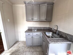 841 W 64th St in Los Angeles, CA - Building Photo - Building Photo