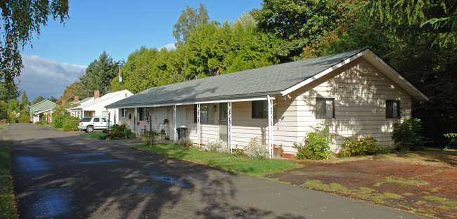 Park Street Court Apartments in Salem, OR - Building Photo - Building Photo