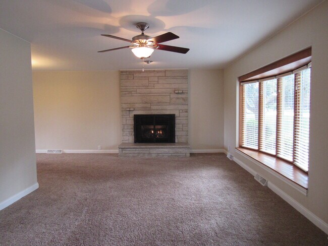 233 Manor Dr in Riverdale, IA - Foto de edificio - Building Photo