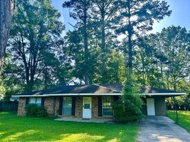 310 Hospital Dr in Oakdale, LA - Building Photo