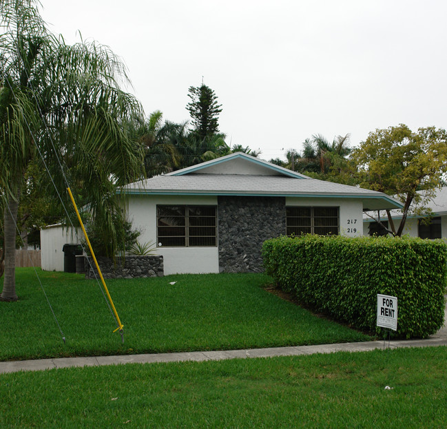 217-223 SE 1st St in Dania Beach, FL - Building Photo - Building Photo