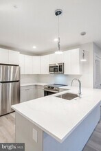 3449 Scotts Ln, Unit B321 in Philadelphia, PA - Foto de edificio - Building Photo